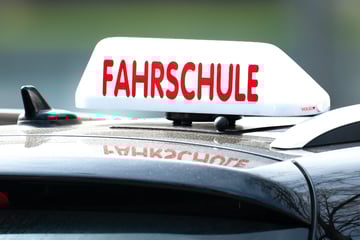 Fahrschulauto kommt von der Straße ab und kracht gegen Telefonmast