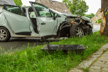 Baum-Crash im Erzgebirge: Straße dicht, Rettungshubschrauber im Einsatz