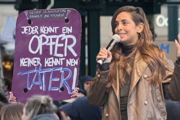 Collien Fernandes: "Männer wollen mich killen": Collien Fernandes erscheint trotz Morddrohungen auf Demo - in Schutzweste!