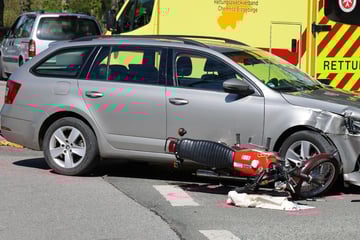 Kreuzungscrash im Erzgebirge: Skoda kracht mit Simson zusammen