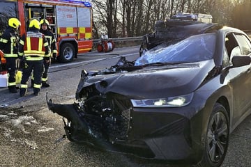 Unfall A61: Schwerer Unfall auf A61: BMW kracht in Lastwagen - Strecke zeitweise gesperrt