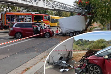 Citroën, Anhänger und Baum zerstört: Mann nach heftigem Unfall im Krankenhaus