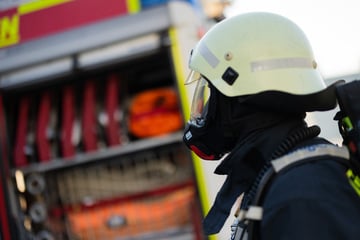 Mehrfamilienhaus brennt: Feuerwehr findet Leiche in den Flammen!