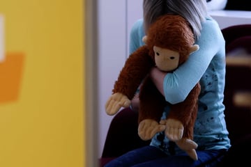 Sexueller Übergriff auf Schultoilette: Polizei sucht nach jungem Mann mit dunklen Haaren