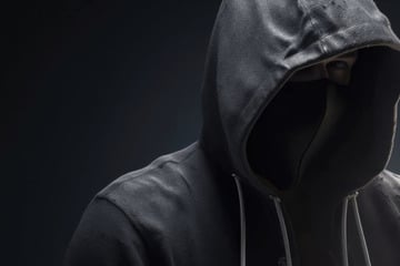 Von bis zu zehn Autos verfolgt: Zwei Männer brutal zusammengeschlagen