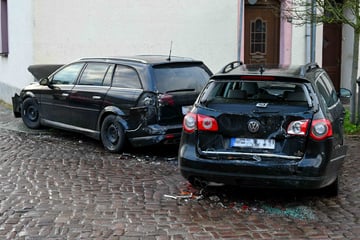 Schlitterpartie führt zu Unfall: Auto kracht in Hauswand