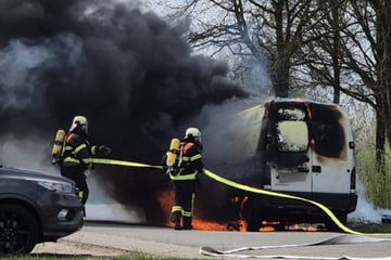 Mitten auf der Straße: Transporter geht nahe Hamburg in Flammen auf