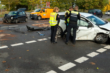 Volvo wendet mitten auf Bundesstraße und kracht in VW: War der Fahrer betrunken?