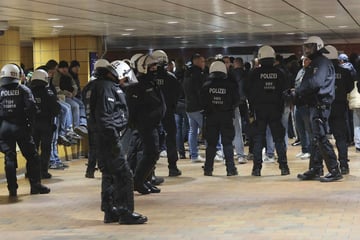 Hamburg: Schlägerei zwischen Fußballfans: Polizei stoppt Hunderte Beteiligte in Hamburg