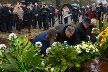 Schweigeminute und Blumenkränze: Sachsen-Anhalt erinnert an Opfer des Nationalsozialismus