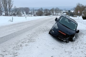Schneeverwehung und Glätte: Kleinbus rutscht von der Straße