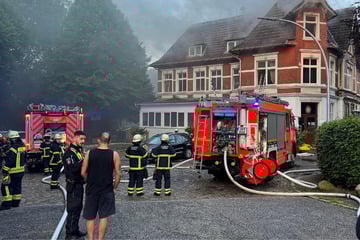 Hamburg: Kellerbrand sorgt für Großeinsatz: Zehn Menschen von Feuerwehr gerettet