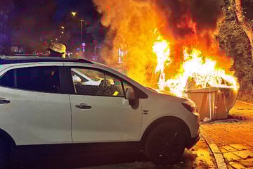 München: Feuerwehr muss in München ran: Glascontainer stehen lichterloh in Flammen
