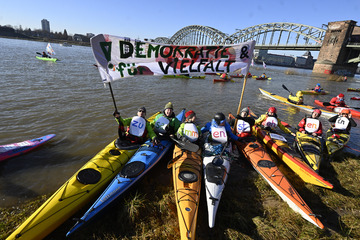 "Bunt statt braun": Köln erlebt erste Wasser-Demo auf dem Rhein