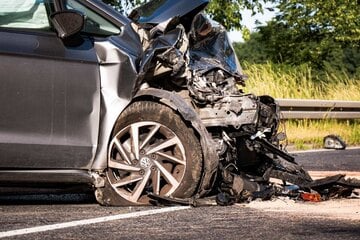 Autos, Motorrad und Linienbus: Schwerer Unfall mit mehreren Fahrzeugen