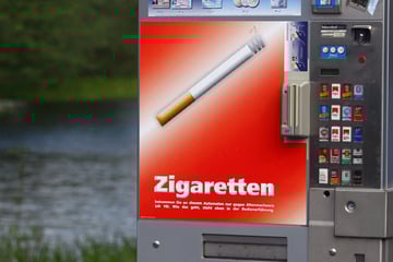 Zigarettenautomat nach Sprengung gegen Auto geschleudert: Wer kennt diese Täter?