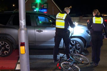 Junge wird samt Fahrrad von abbiegendem Auto erfasst und verletzt
