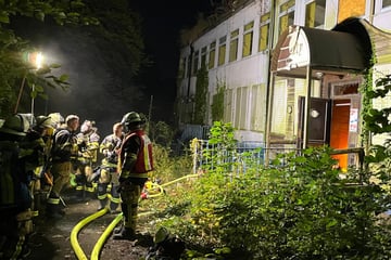 Teenager dringen in leerstehendes Schwimmbad ein: Plötzlich lodern Flammen