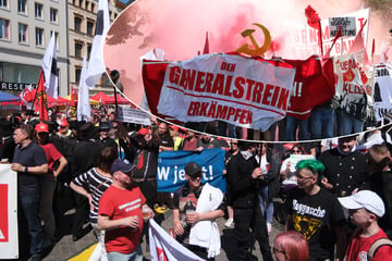 Leipzig: Pyro, Plakate, feindliche Parolen: Menschenauflauf bei "Tag der Arbeit"-Demos in Leipzig