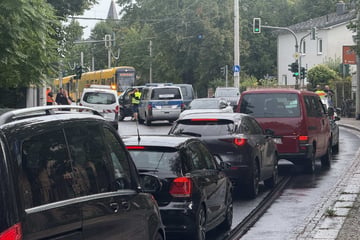 Dresden: Langer Stau mitten in Dresden: Kein Durchkommen für Autos und Straßenbahnen