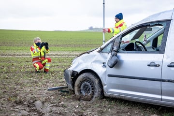 VW-Caddy überschlägt sich, Fahrer schwer verletzt: Polizei sucht Zeugen