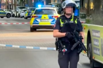 Schüsse gefallen! Mann in Mehrparteienhaus verletzt, Täter flüchtig