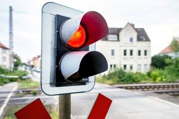 Stadt nach Blitzeinschlag geteilt: Bahnschranke trennt Anwohner