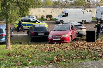 Komplett besoffen: 49-Jährige baut Unfall, mehrere Autos involviert