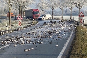 Bier-Ladung knallt auf Straße: Lkw verliert geliebten Gerstensaft