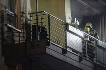 Bei Löscharbeiten: Feuerwehr macht schrecklichen Fund in Wohnkomplex