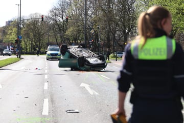 Schwerer Unfall in Köln: Mini überschlägt sich