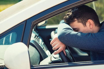 Mann schläft tagelang vor Supermarkt im Auto – dann wird er als Einbrecher enttarnt