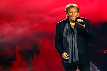 Howard Carpendale fragt sich während Live-Show: "Warum haben wir überhaupt Stühle hier?"