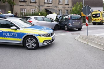 Vorfahrt missachtet: Drei Verletzte nach Kreuzungs-Unfall im Krankenhaus - auch Kind (5) darunter