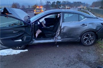 Nissan kracht auf A6 in Lkw und Leitplanke: Fahrerin (22) verletzt im Auto eingeklemmt