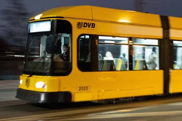 Dresden: Abscheuliche Aktion in Dresdner Straßenbahn: Staatsschutz alarmiert