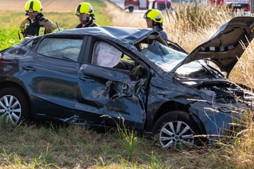 Seat kracht in Transporter und überschlägt sich mehrfach: Fahrerin (57) verletzt in Klinik gebracht