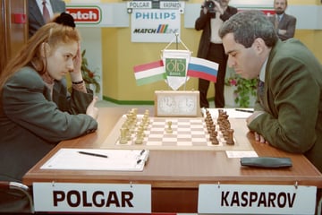 Weltmeister betrügt, um gegen beste Frau der Welt zu gewinnen