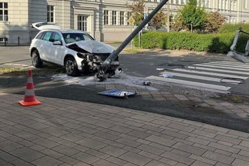 SUV kracht gegen Laterne: Fahrer offenbar fahruntauglich
