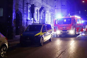 Stuttgart: Löschversuche der Bewohner scheitern: Feuerwehr Stuttgart übernimmt