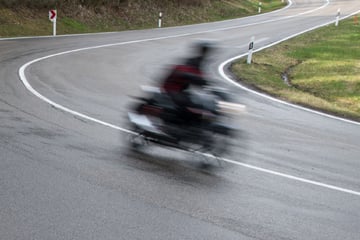 Tödlicher Crash in Köln: Biker wird gegen Baum geschleudert und stirbt