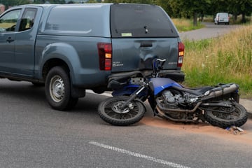 Heftiger Auffahrunfall: Biker prallt auf Pick-up