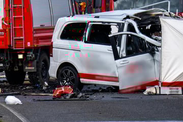 Drei Erwachsene und ein Kind sterben bei schwerem Frontalcrash