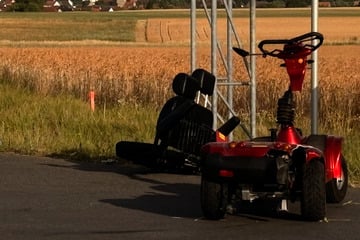 Kranken-Fahrstuhl kracht in Citroën: 91-Jähriger schwer verletzt