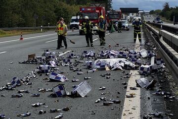 Unfall A9: Red-Bull-Chaos auf der A9: Lkw verliert Ladung und fährt in Schlangenlinien weiter