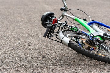 Frau will Radfahrer helfen und schlägt sich Zähne aus