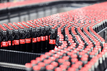 Coca-Cola startet Rückrufaktion: Verunreinigungen entdeckt – Deutschland bleibt verschont!
