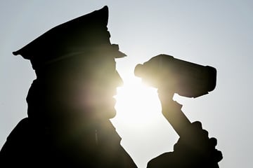 Polizist bei Tempo-Messung von Auto erfasst und durch die Luft geschleudert