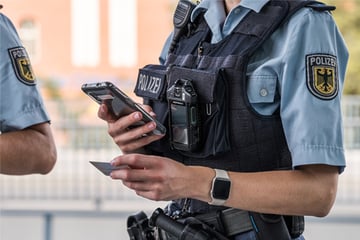Frau flippt bei Fahrscheinkontrolle aus und attackiert Zugbegleiterin