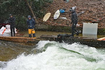 München: Rückkehr der Eisbachwelle: Erste Rettungsversuche starten